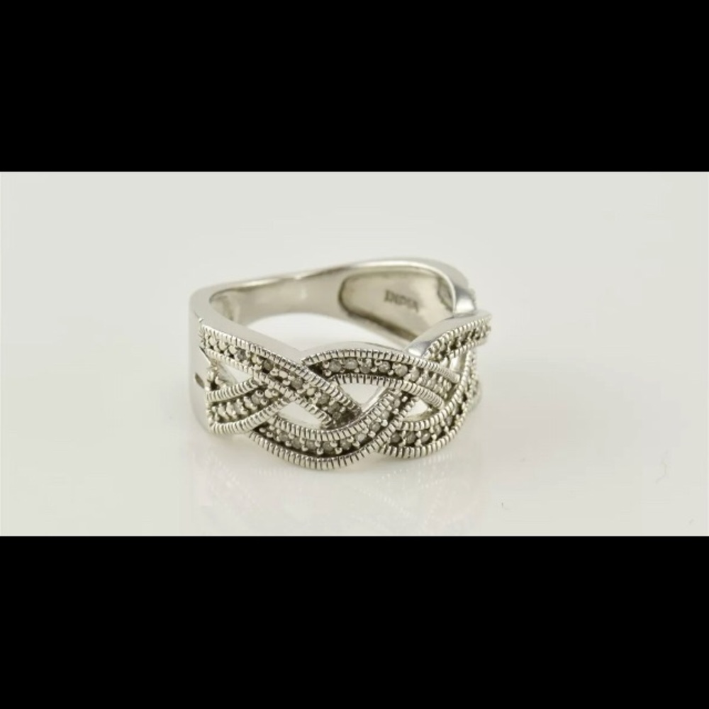 Crossover band with diamond accents - Picture 4 of 4